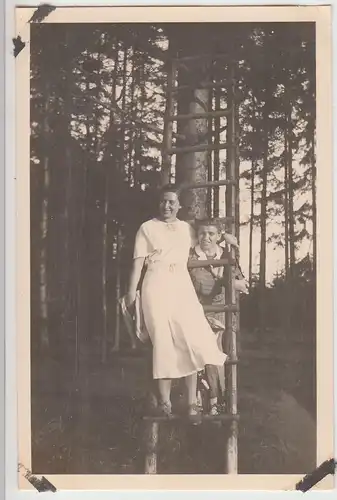 (F18332) Orig. Foto Frauen im Wald in Ebersbrunn, Mai 1935, Leiter am Baum