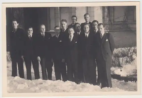 (F18306) Orig. Foto junge Männer vor einem Gebäude, Abiturfeier 1947