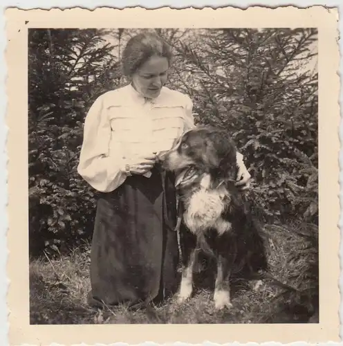 (F18303) Orig. Foto Frau mit Hund im Freien 1941