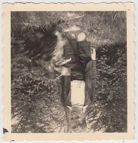 (F18302) Orig. Foto Junge mit Hund im Freien 1941