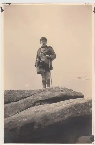 (F18299) Orig. Foto Junge steht a. Felsen, Wanderung im Harz 1940