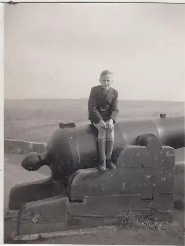 (F18296) Orig. Foto Junge sitzt auf einer Kanone 1939