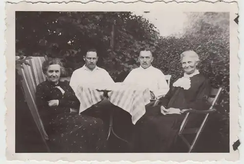 (F18273) Orig. Foto Personen sitzen im Garten 1935