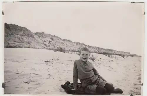 (F18271) Orig. Foto Junge liegt am Strand i. Wangerooge 1937