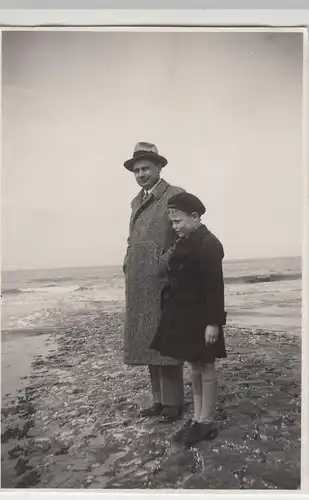 (F18269) Orig. Foto Mann u. Junge i. Wangerooge 1937