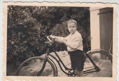 (F18256) Orig. Foto Bremen, Ulrich Branding m. Fahrrad vor Garage Deichkamp 1936