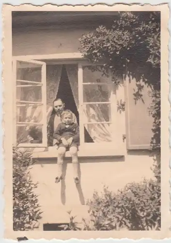 (F18251) Orig. Foto Bremen, Mann m. Kind am Fenster d. Wohnhauses 1936