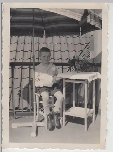 (F18242) Orig. Foto kl. Junge unterm Sonnenschirm a. Terrasse 1936