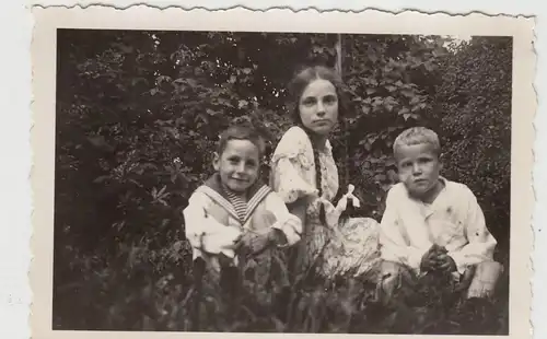 (F18241) Orig. Foto Kinder sitzen im Gras 1935