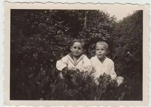 (F18240) Orig. Foto Kinder, Jungs sitzen im Gras 1935