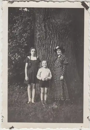 (F18231) Orig. Foto Familie Branding a. Bremen in Gießen, an einem Baum 1934
