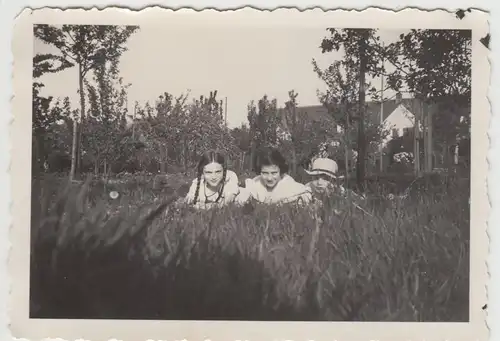 (F18225) Orig. Foto Bremen Horn, Frau u. Kinder liegen im Gras 1934