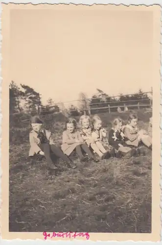 (F18177) Orig. Foto kleine Mädchen sitzen auf der Wiese, Geburtstag 1936