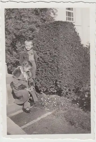 (F18166) Orig. Foto Junge u. Mädel a.e. Treppe am Haus 1936