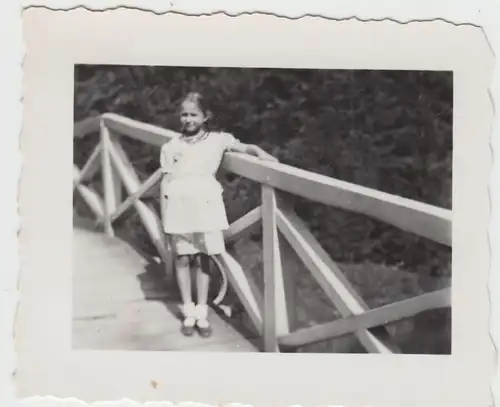 (F18165) Orig. Foto Mädchen auf einer kleinen Brücke 1936