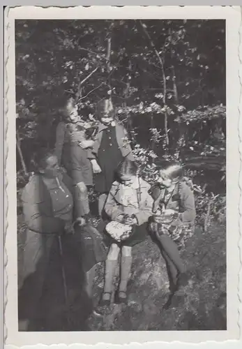 (F18164) Orig. Foto Frau mit Kinder im Wald, Wanderung 1936