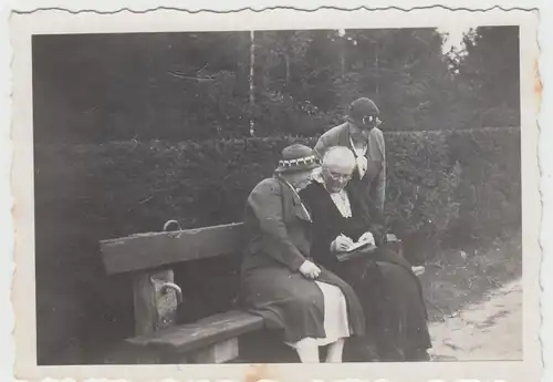 (F18163) Orig. Foto Detmold, Frauen auf Bank im Kurpark 1936