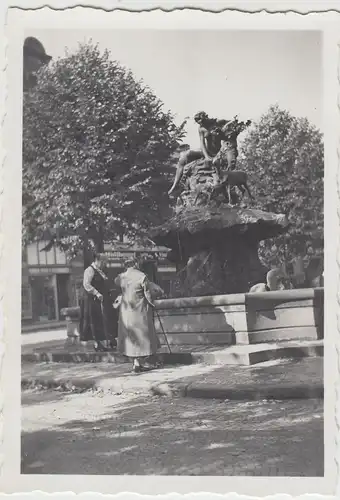 (F18161) Orig. Foto Detmold, Frauen am Donop-Brunnen 1936