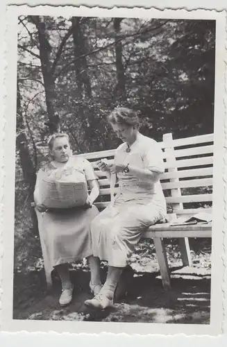 (F18160) Orig. Foto Oerlinghausen, Frauen m. Zeitung am Haus Bethge 1936