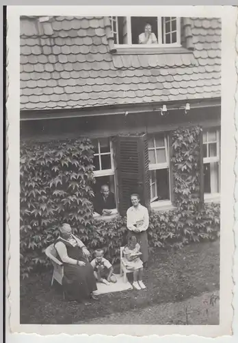 (F18159) Orig. Foto Oerlinghausen, Personen am Haus Bethge 1936