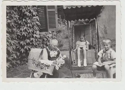 (F18158) Orig. Foto Oerlinghausen, Frau u. Kinder am Haus Bethge 1936