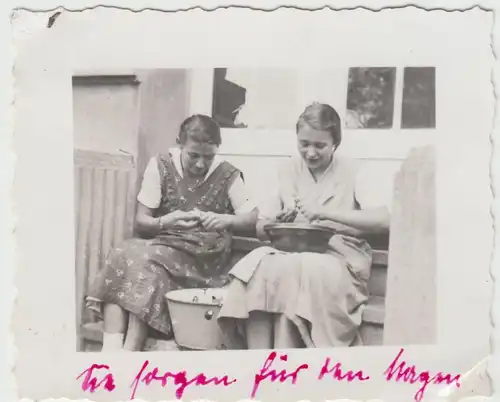 (F18140) Orig. Foto Oerlinghausen, Haus Bethge, Frauen schälen Kartoffeln 1936