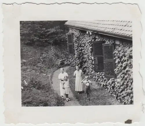 (F18136) Orig. Foto Oerlinghausen, Personen am Haus Bethge 1936