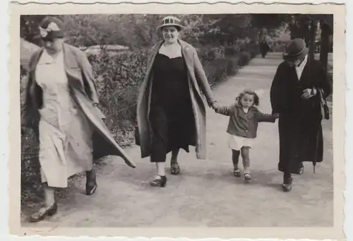 (F18129) Orig. Foto Bad Salzuflen, Personen im Park 1935