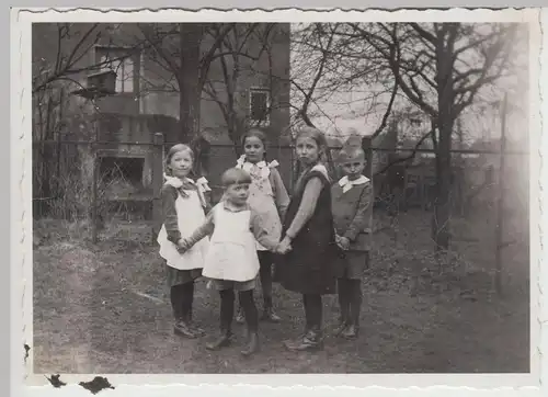 (F18127) Orig. Foto Kinderreigen an einem Wohnhaus 1930er