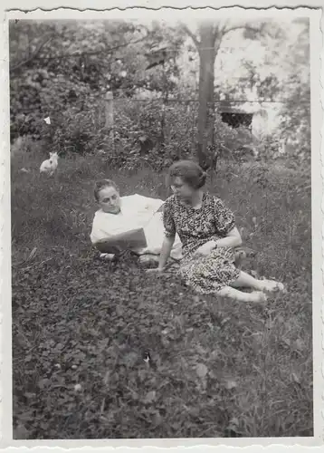 (F18125) Orig. Foto Personen liegen im Garten 1930er