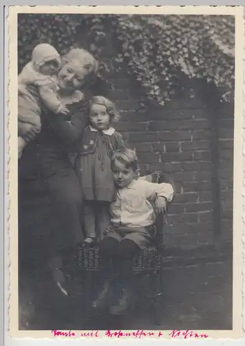 (F18124) Orig. Foto Frau mit Kinder an der Hausmauer 1930er