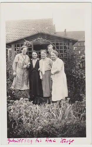 (F18120) Orig. Foto Damen vor einem Gartenhäuschen 1930er