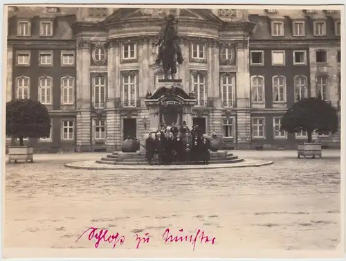(F18113) Orig. Foto Münster, Personen am Reiterdenkmal vor Schloss 1930er