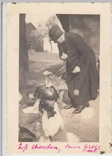 (F18111) Orig. Foto Frau füttert Hühner u. Truthahn 1930er