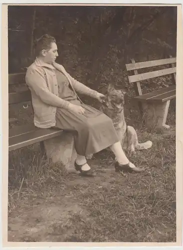 (F18110) Orig. Foto Herne, Frau m. Hund auf Parkbank in Gysenberg 1920er