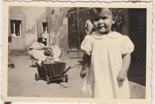 (F1811) Orig. Foto Kinder im Hof, Kinderwagen, Handwagen, 1943