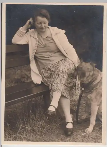 (F18107) Orig. Foto Frau mit Hund auf Parkbank 1930er