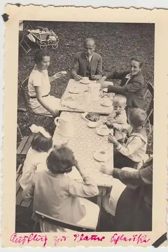 (F18105) Orig. Foto Personen am Tisch im Freien, beim Plauer See 1932