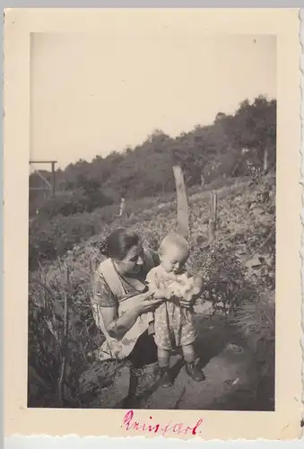 (F18096) Orig. Foto Frau mit Kleinkind im Feld 1930er