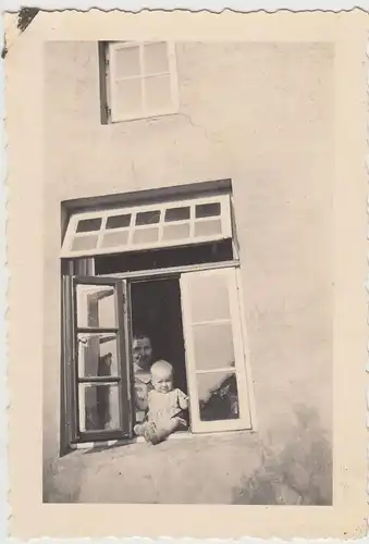 (F18095) Orig. Foto Frau mit Kleinkind schauen aus Fenster 1930er