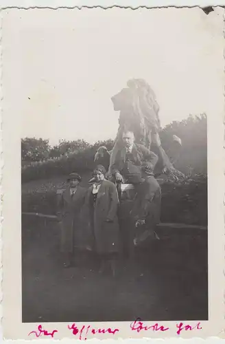 (F18082) Orig. Foto Essen, Personen an einer Löwenstatue 1930er