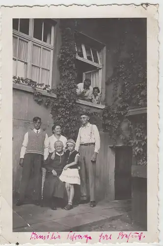 (F18079) Orig. Foto Personen am Wohnhaus 1930er
