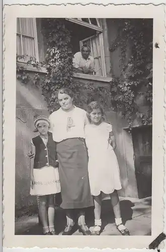 (F18078) Orig. Foto Frau und Mädchen am Wohnhaus 1930er