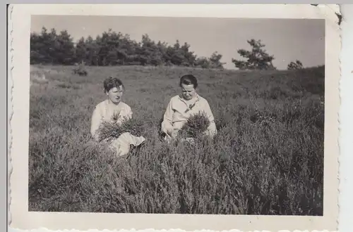 (F18076) Orig. Foto 2 Damen sammeln Grün in der Heide 1932