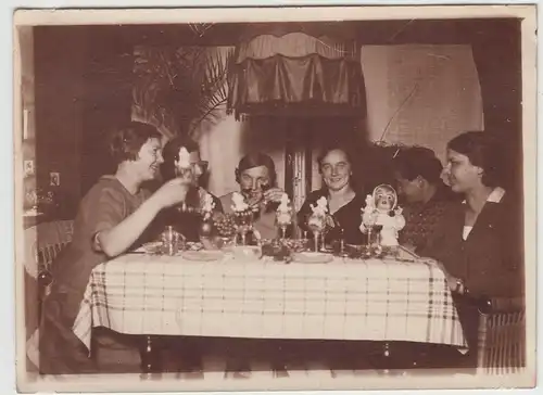 (F18071) Orig. Foto Personen am Tisch im Raum 1920er