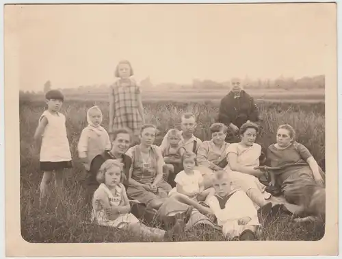 (F18069) Orig. Foto Personen auf der Wiese, viele Kinder 1920er
