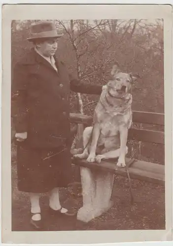 (F18067) Orig. Foto Herne, Frau m. Hund auf Parkbank in Gysenberg 1920er