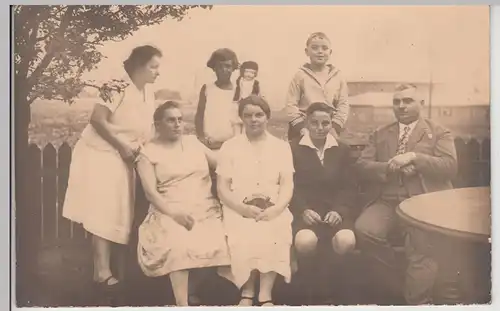 (F18065) Orig. Foto Personen sitzen im Garten 1920er