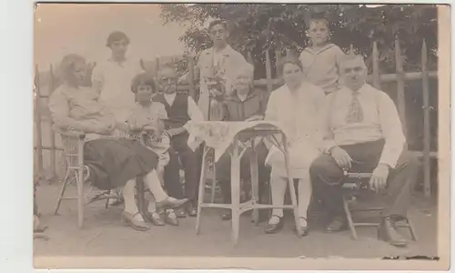 (F18064) Orig. Foto Personen am Tisch im Garten 1920er