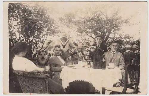 (F18063) Orig. Foto Personen am Tisch im Garten 1926